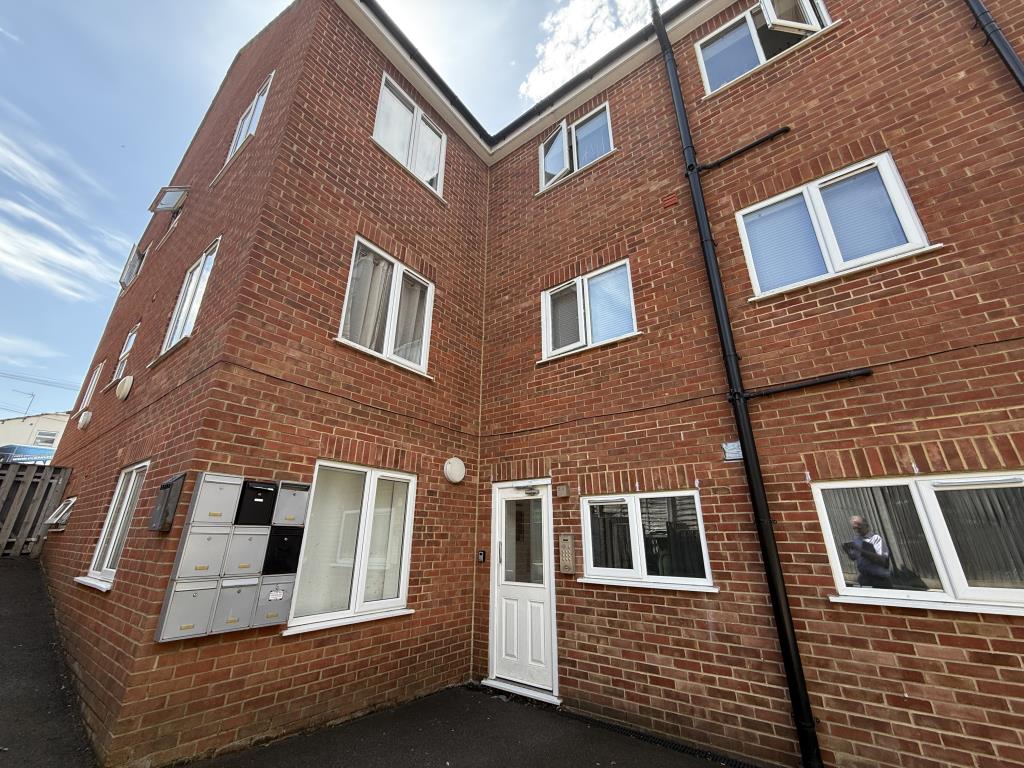 Lot: 60 - SUBSTANTIAL FREEHOLD RESIDENTIAL INVESTMENT COMPRISING NINE FLATS - Rear view of Nine Flats for Investment